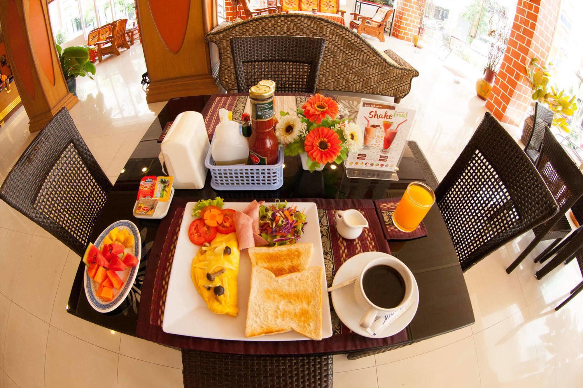 Larn Park Resortel Patong Екстер'єр фото