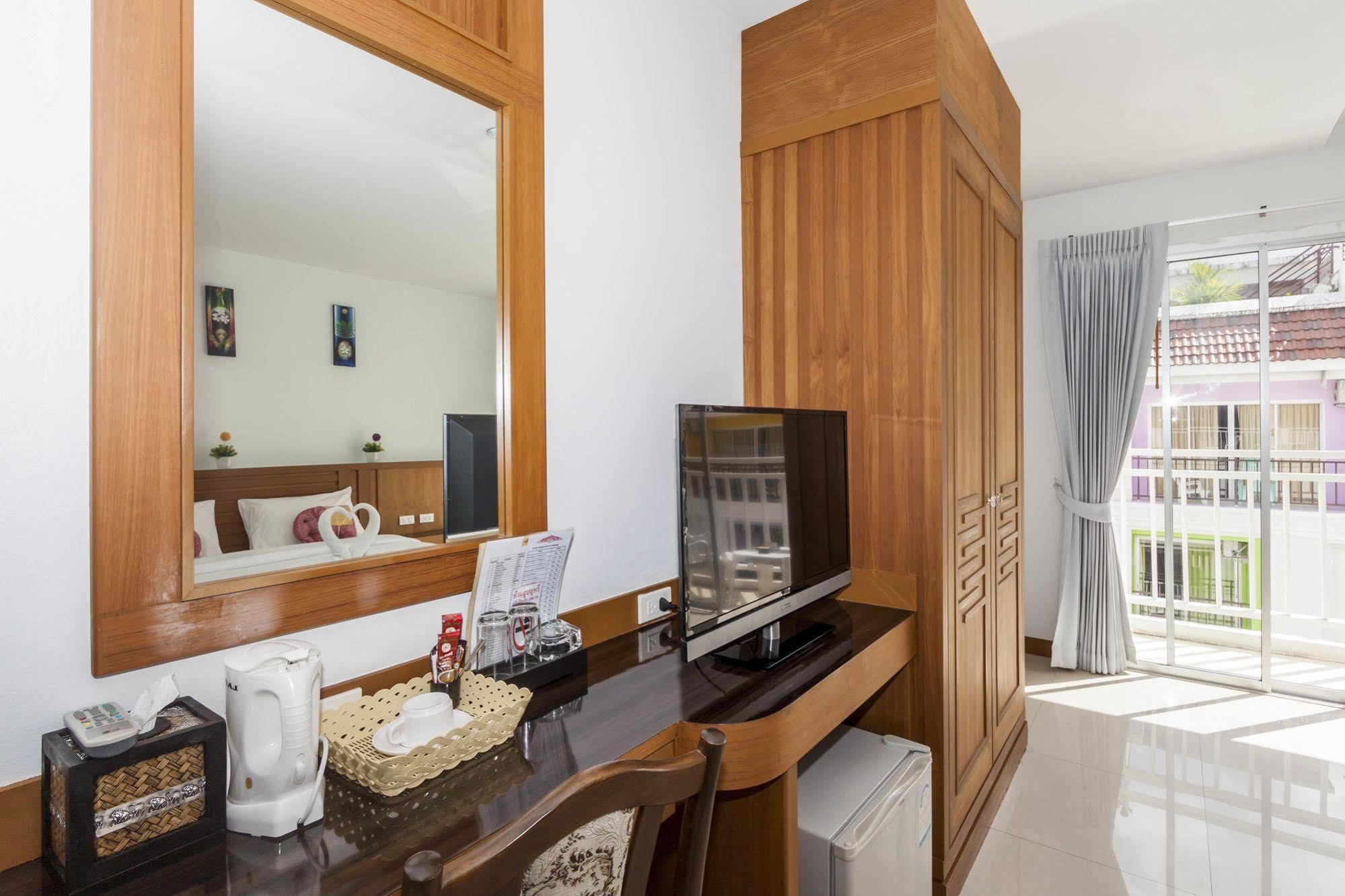 Larn Park Resortel Patong Екстер'єр фото