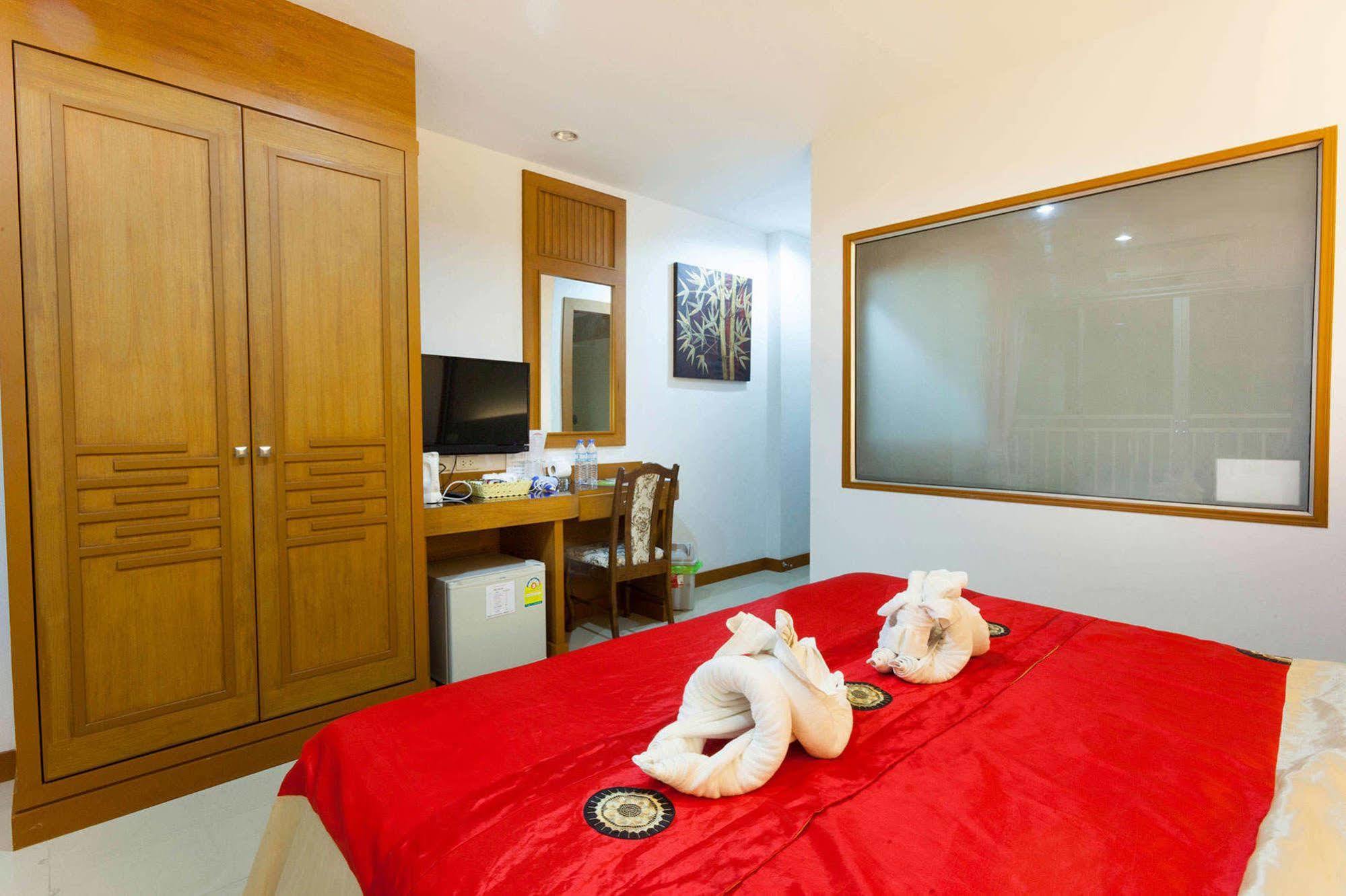 Larn Park Resortel Patong Екстер'єр фото