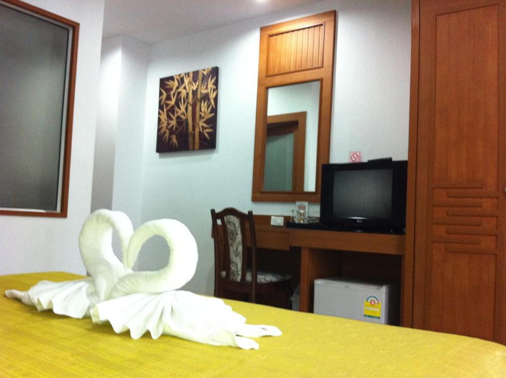 Larn Park Resortel Patong Екстер'єр фото